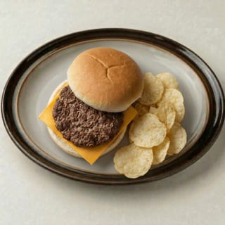 Kids' Cheeseburger Meal (Chips)
